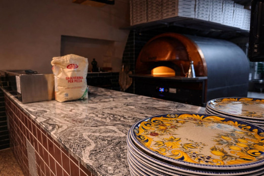 Hochwertiger Pizzaofen in der Küche von Donatello zur präzisen Zubereitung neapolitanischer Pizza